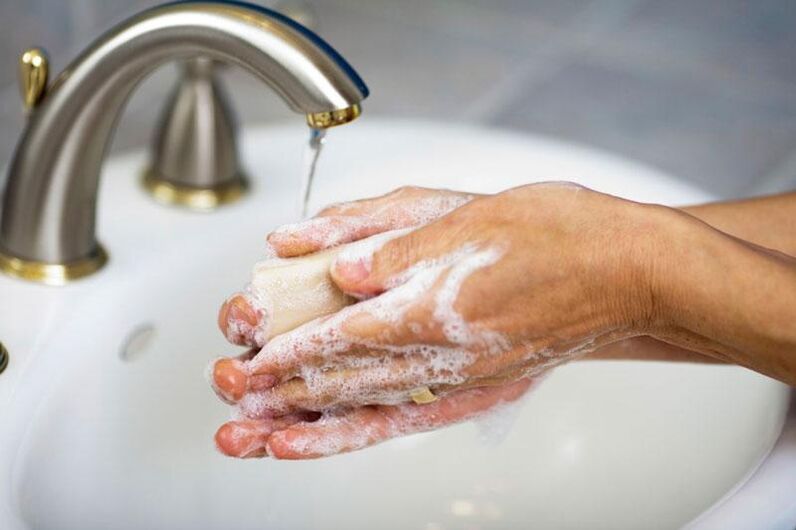 Pentru a preveni intrarea paraziților în organism, trebuie să vă spălați mâinile cu săpun.